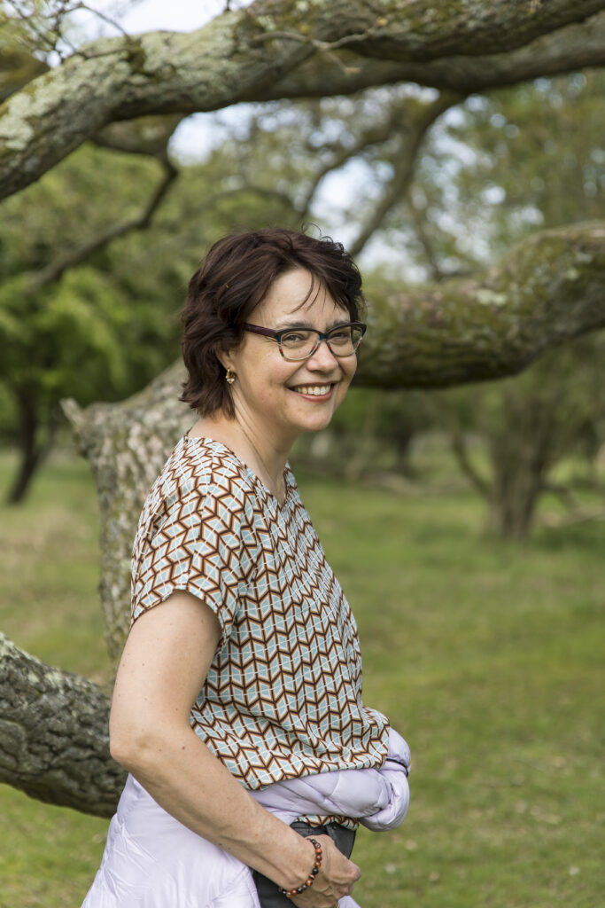 lachende vrouw in de natuur; je moet eerst jezelf kwijt zijn om jezelf te kunnen vinden