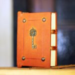 boek met sleutel op kaft; symbolische weergave van zelfkennis als leutel tot een leven dat bij je pastl