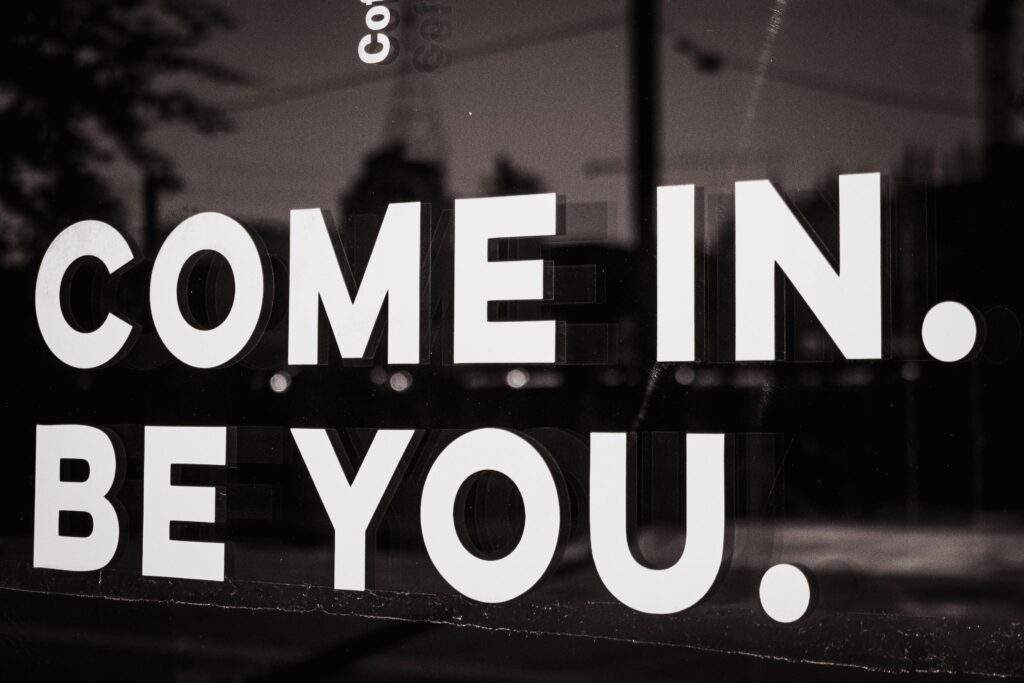 bewijsdrang; tekst op winkelruit 'kom binnen, wees jezelf'