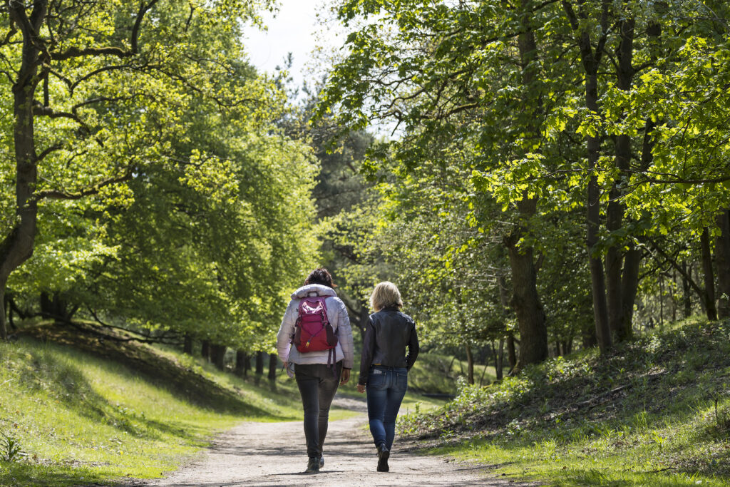 twee vrouwen wandeldend in gesprek over zingeving
